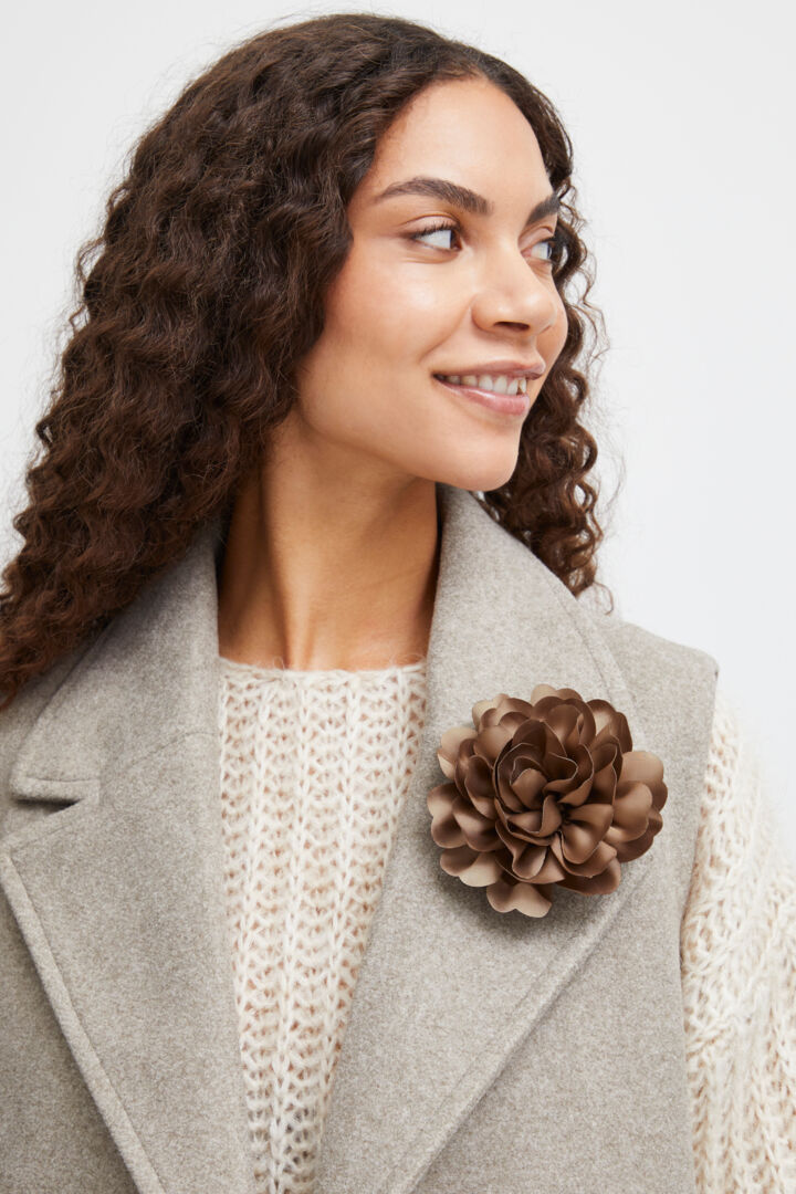 Byoung Walnut Flower Accessory
