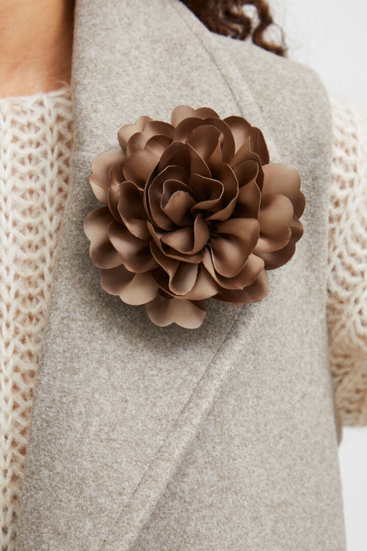 Byoung Walnut Flower Accessory