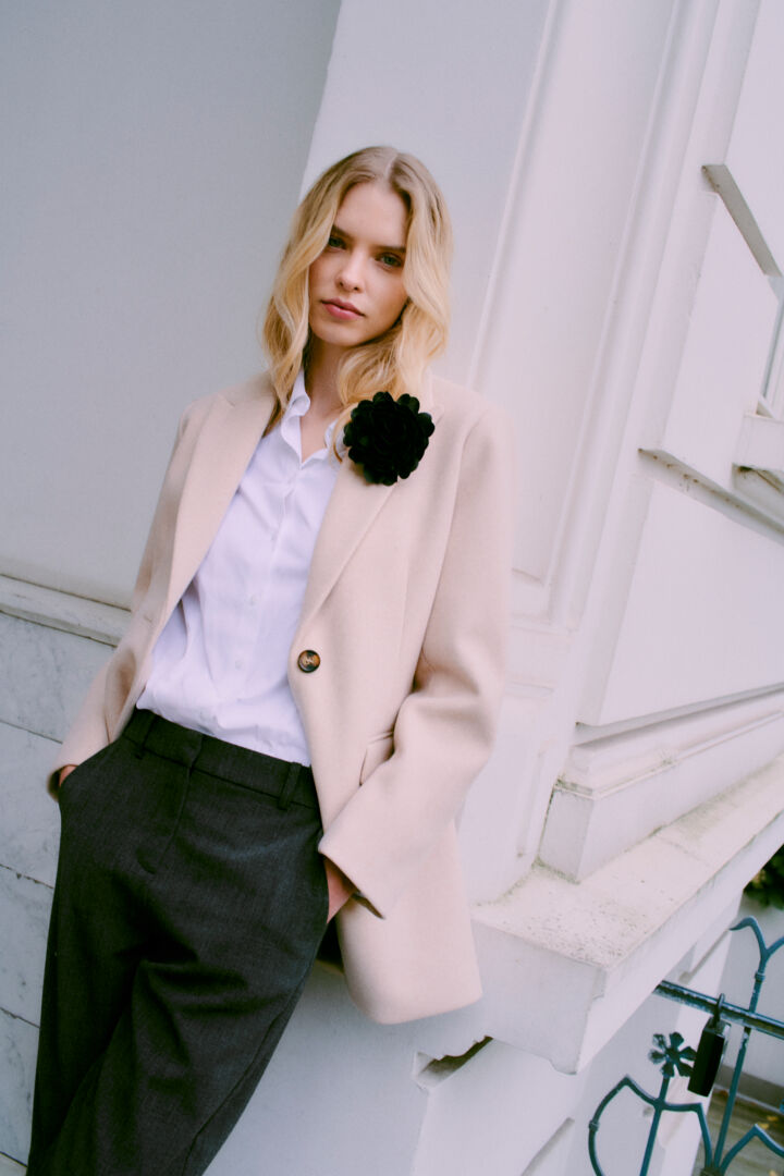 Byoung Black Flower Accessory