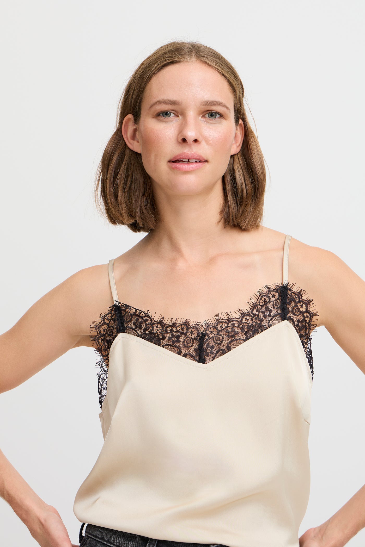 Byoung Flair Lace Trim Vest