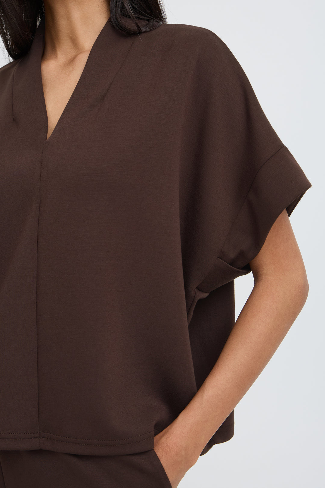 Byoung Chocolate Pusti V Neck Top
