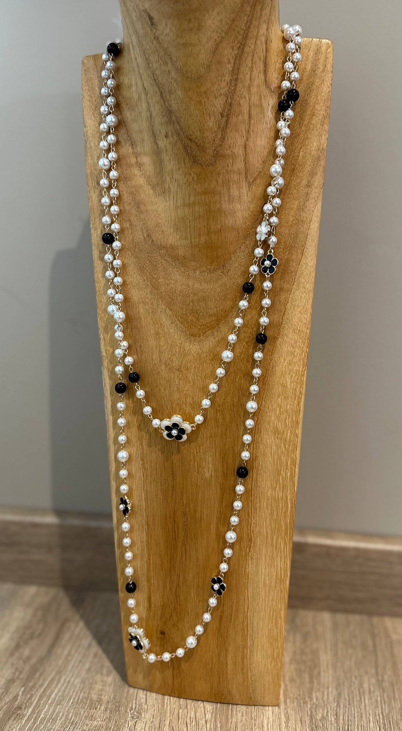 Monochrome Flower & Pearl Necklace